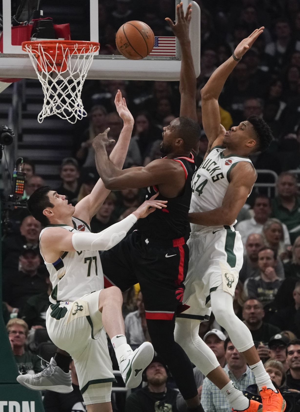 Bucks 125, Raptors 103